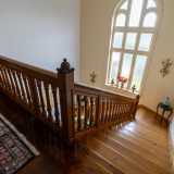 L�ampio scalone ci conduce al piano superiore...